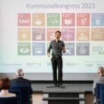 Poetry Slammer Zwergriese mit einem Text über Nachhaltigkeit beim Kommunalkongress Nachhaltigkeit aktiv gestalten im Juni 2023 in Potsdam