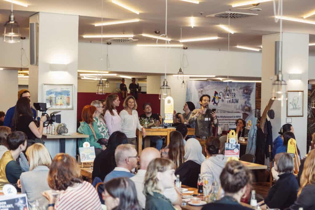 Bühnensituation beim Essener Netzwerk-Event KURTI VOL 2 im Juli 2024 in Essen - mit Zwergriese als Moderator