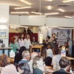 Bühnensituation beim Essener Netzwerk-Event KURTI VOL 2 im Juli 2024 in Essen - mit Zwergriese als Moderator